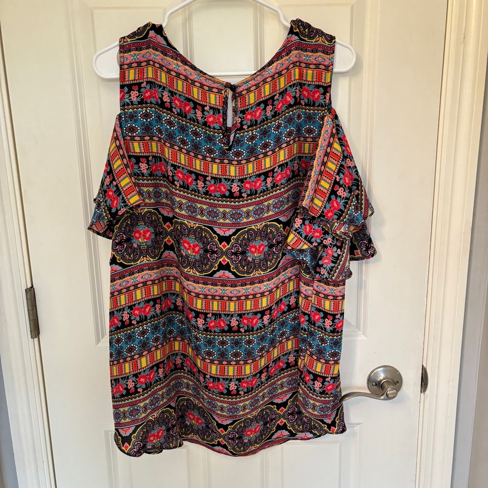 Beautiful open shoulder top by Breathless in size 1X - Picture 3 of 6